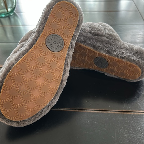 UGGS - Picture 5 of 5